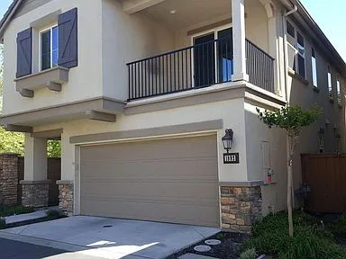 Building Photo - Well Maintained, spacious 3 bedroom single family home nestled in a great neighborhood in Rosevil...