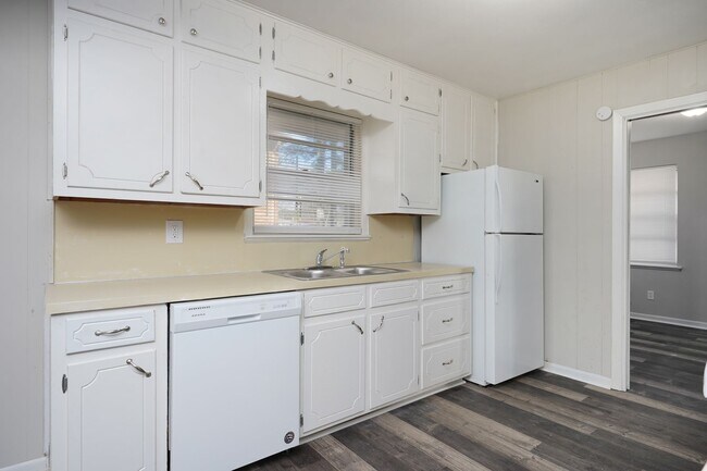 Building Photo - Newly renovated, spacious and versatile ho...