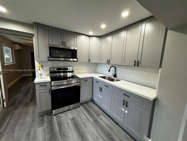 Building Photo - 4206 SW 28th St
