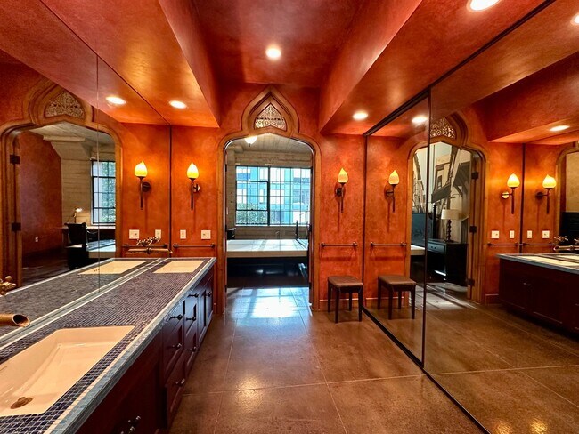 Building Photo - FURNISHED LUXURY TOP-FLOOR 2BR/2.5BA PENTH...