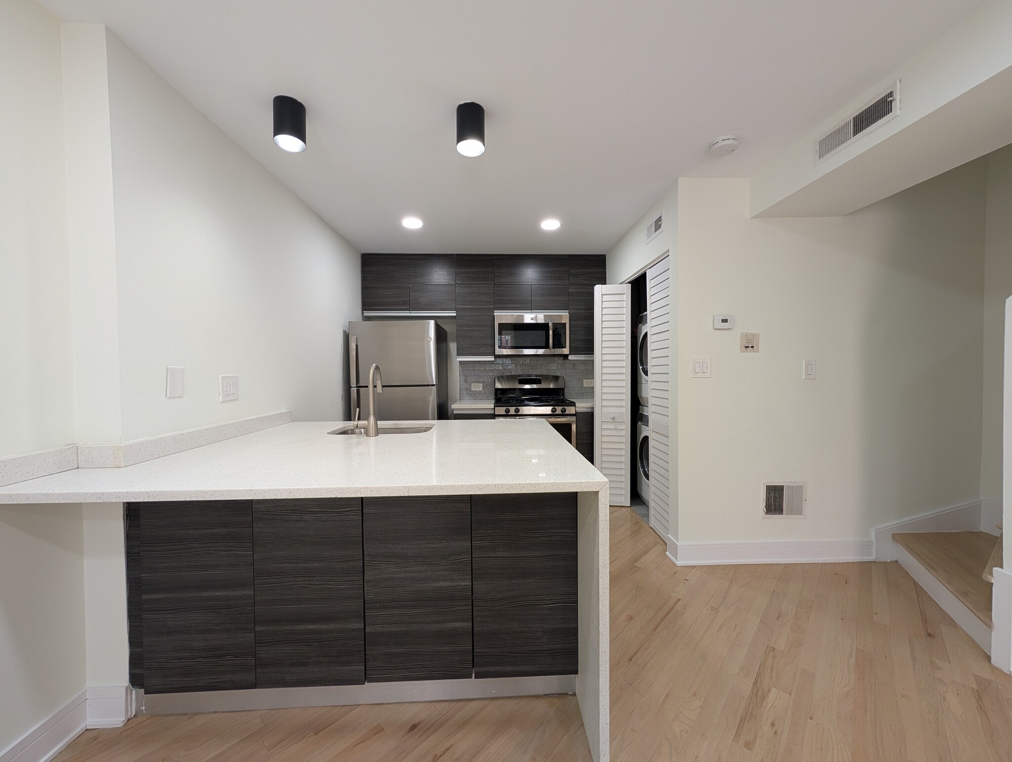 Building Photo - 932 W Grace St