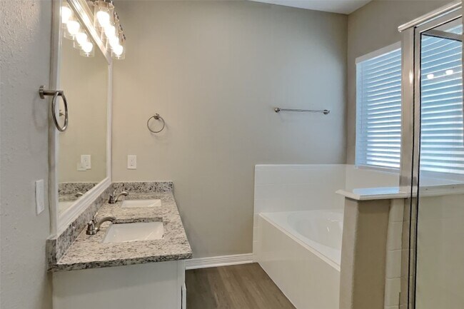 Building Photo - 8000 N Tarrytown Crossing Dr