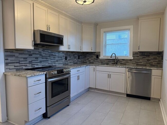 Building Photo - Spacious 4 Bedroom in North Nashville - Minutes from Downtown