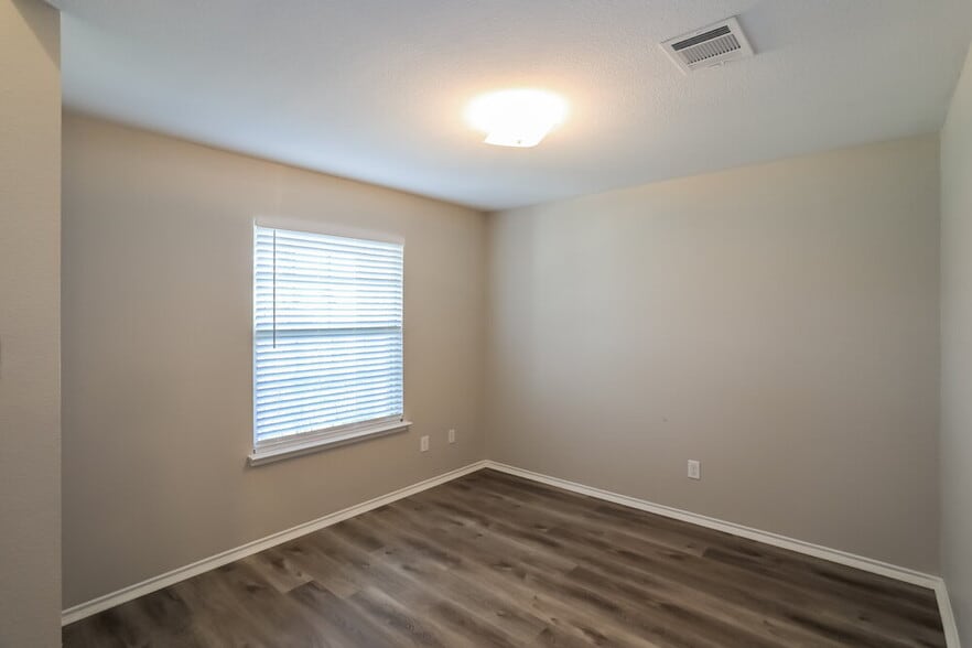 Building Photo - 1420 N Houston St