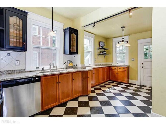 Building Photo - LARCHMONT