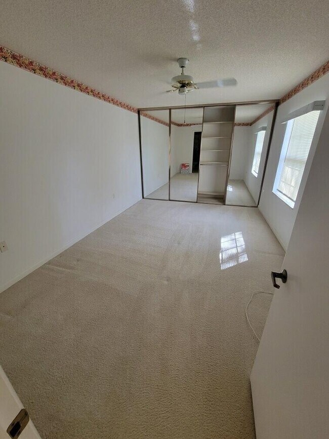 Building Photo - 36 Danbury Ct