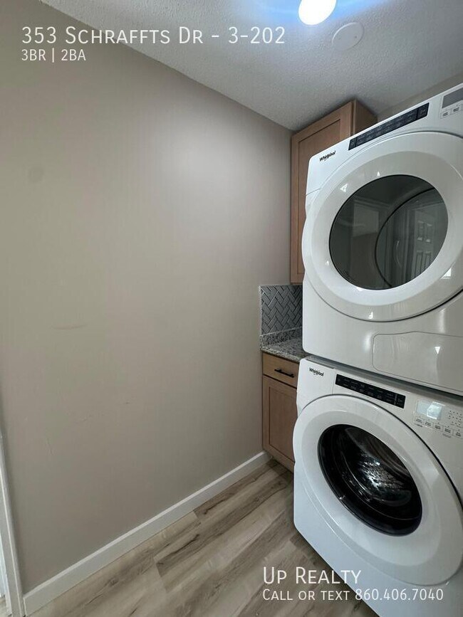 Building Photo - 353 Schraffts Dr