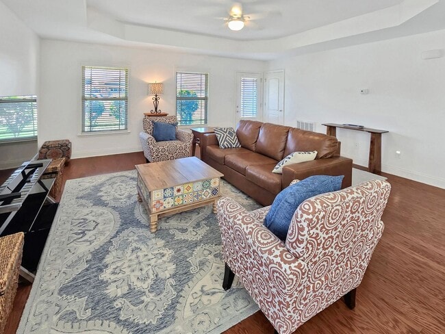 Building Photo - Charming Fully Furnished 3-Bedroom, 2-Bath...