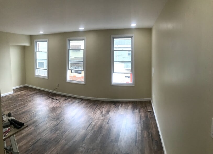Living room - 430 Pearl St