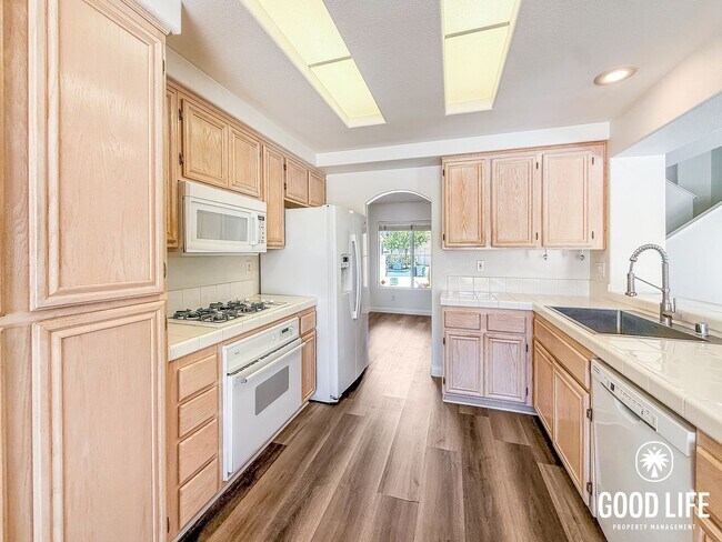 Building Photo - Spacious 3BD/2.5 BA Home in Scripps Ranch with Pool, Private Balcony & In-Unit Laundry