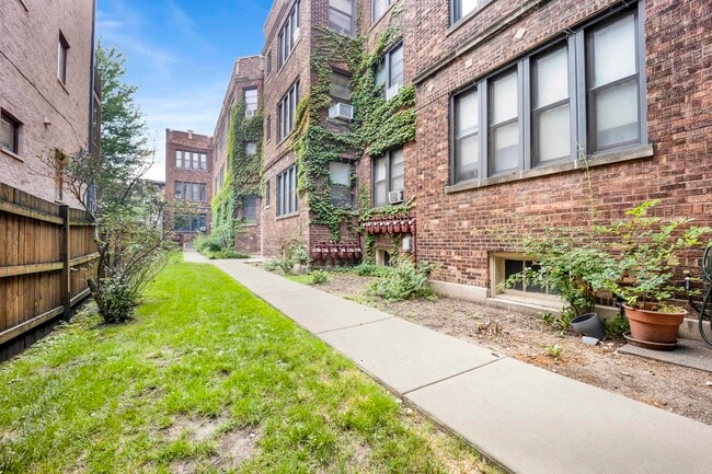 Building Photo - 1469 W Carmen Ave