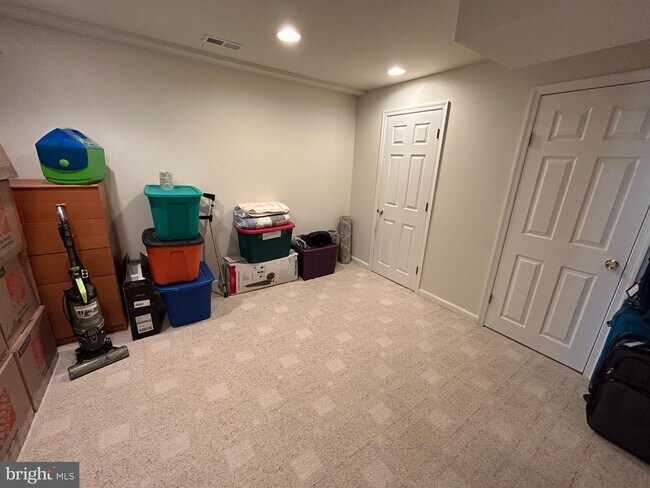 Building Photo - 2387 Dorchester St W