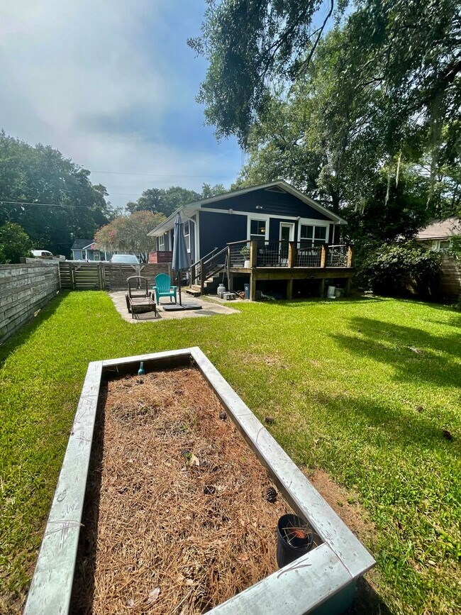 Building Photo - 10 Oak Forest Dr