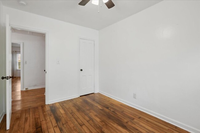 Building Photo - Cozy Duplex Unit with Fully Fenced Back Yard