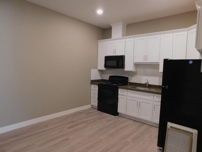 Building Photo - 621 W 2nd St