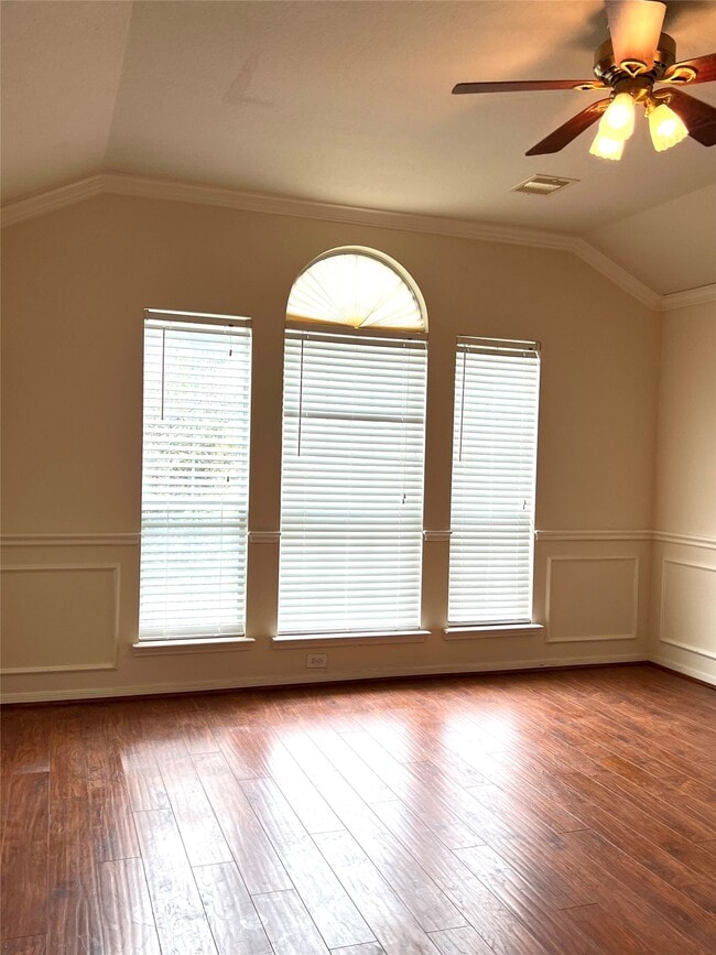 Building Photo - 442 Pinewood Ridge Dr