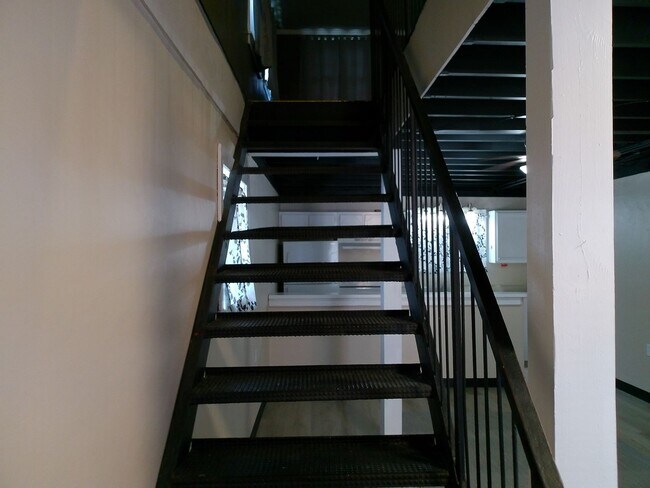 Building Photo - 1 Bedroom Newly Renovated Apartment Move-In Ready
