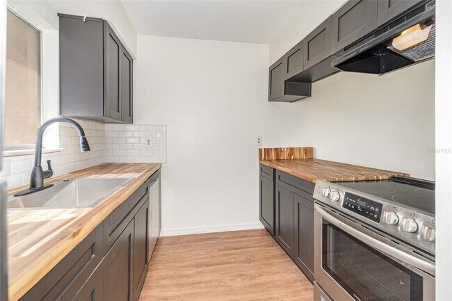 Building Photo - 1000 Lake of the Woods Blvd