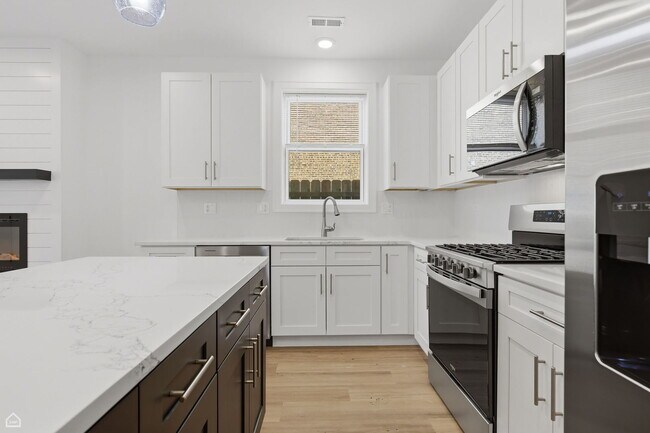 Building Photo - 4841 S Prairie Ave