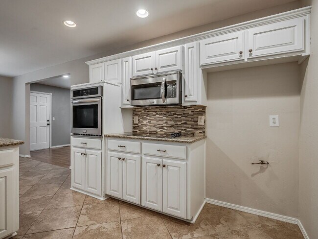 Building Photo - Updated 4-Bedroom Home with Spacious Layou...