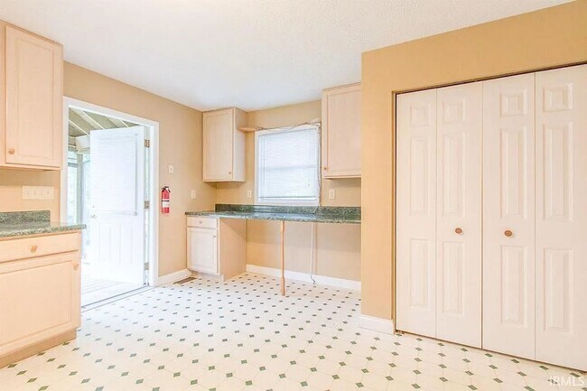 Building Photo - 2 Blocks from Campus - 3BR Move in ready now for August 2026!