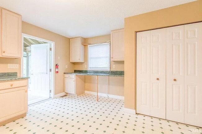 Building Photo - 520 S Eagleson Ave