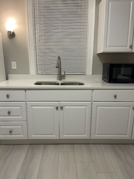 Building Photo - 170 Woolper Ave