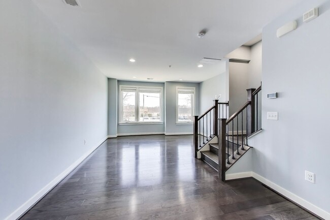 Building Photo - Stunning 3BD/3.5BA luxury 4-level townhouse in Great Location!