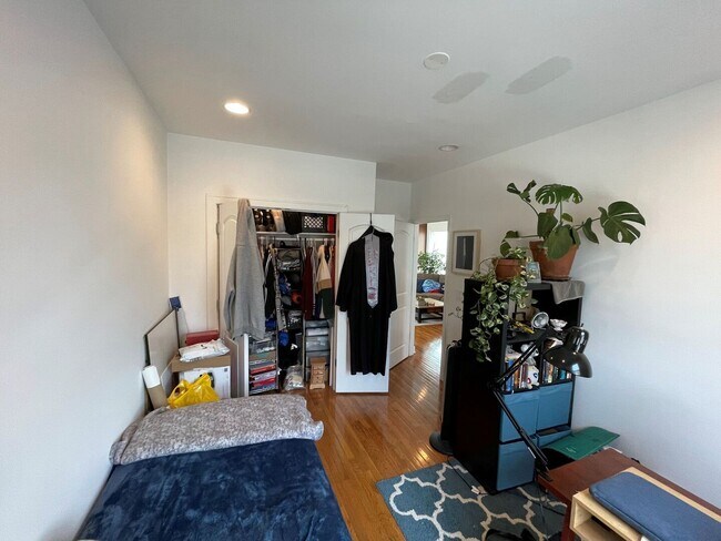 Building Photo - 2360 W Dickens Ave