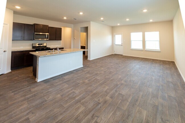 Building Photo - Like New Home, Tons of Space!!!