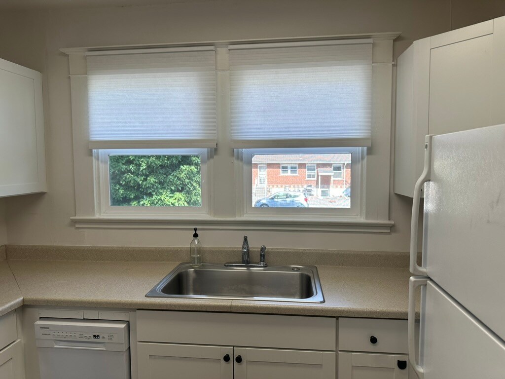 Building Photo - 609 W 11th St