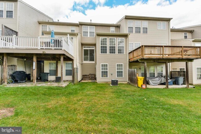 Building Photo - 1447 Pangbourne Way