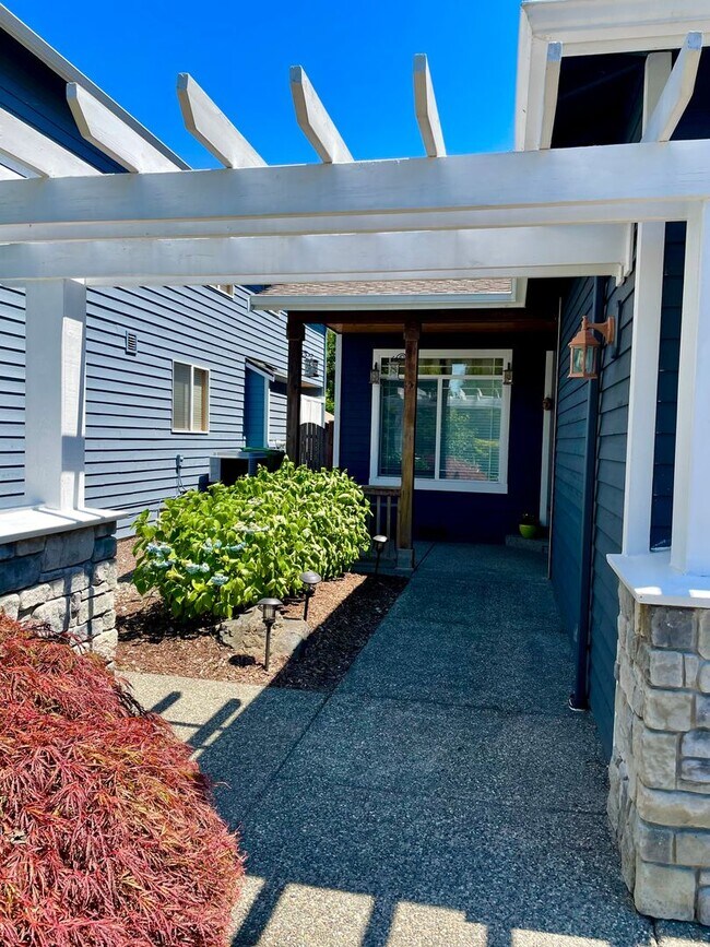 Building Photo - Spacious 4 bedrooms + Den, A/C! Pet(s)!