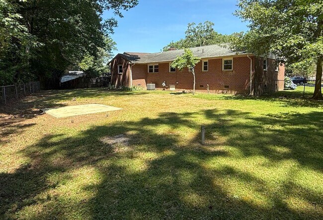Building Photo - Fully Remodeled & Move-in Ready!