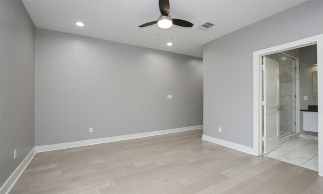 Building Photo - 309 E 43rd St