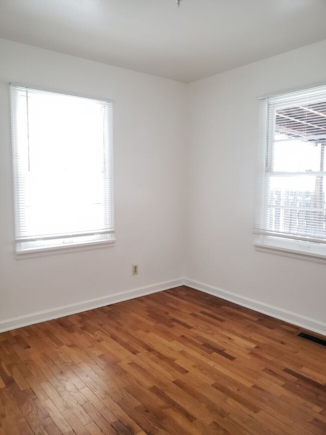 Building Photo - Pet Friendly 2 Bedroom Home Available Soon!