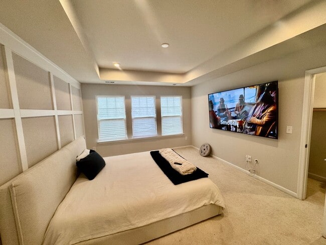 Building Photo - Spacious 3 Bedroom Townhouse