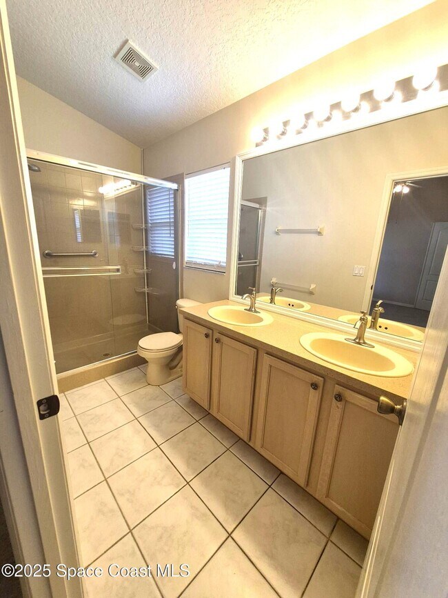 Building Photo - 1233 Foxridge Pl