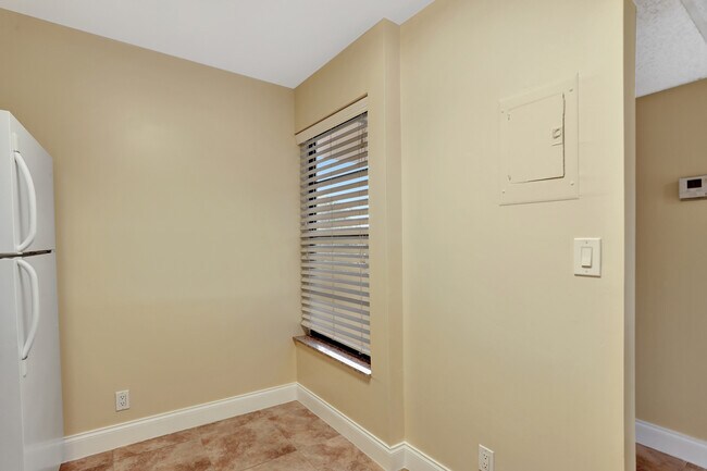 Building Photo - 3 Royal Palm Way