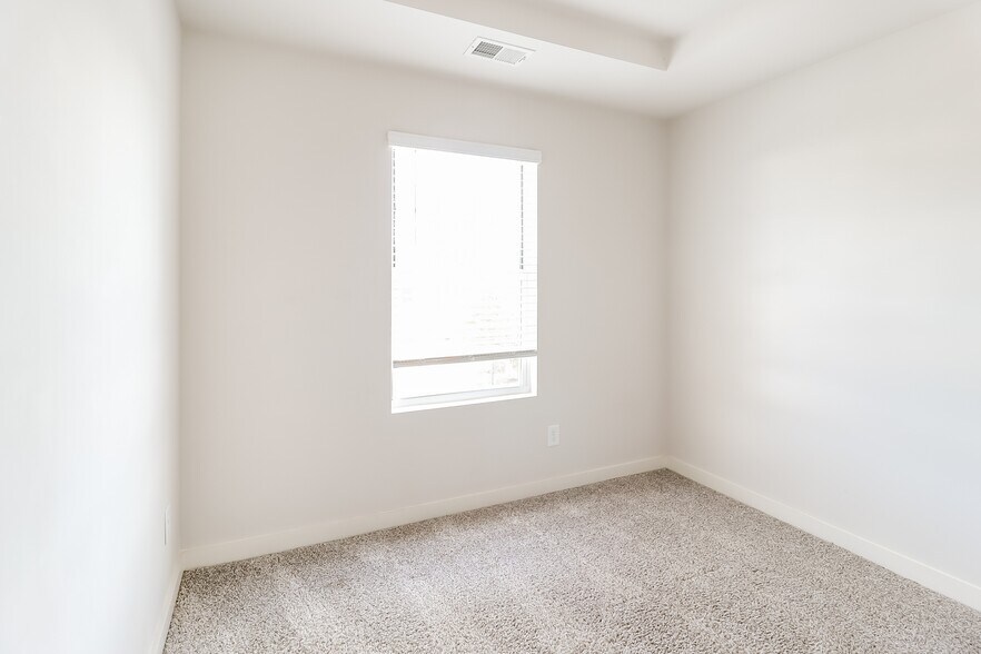 Building Photo - 608 The Heights Ln