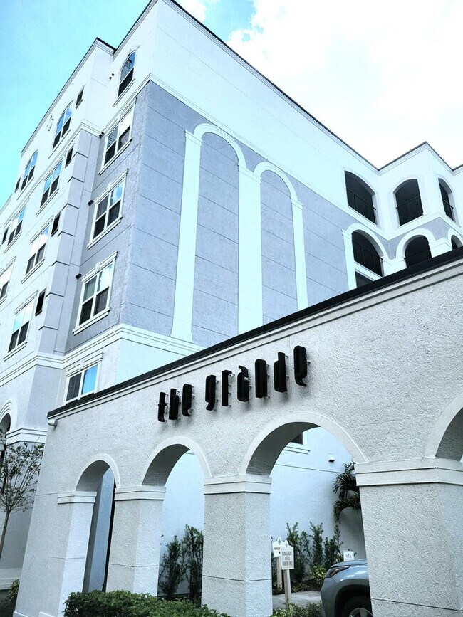 Building Photo - WELCOME HOME TO THE GRANDE!