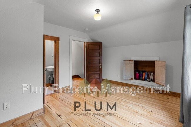 Building Photo - 208 Cedar St