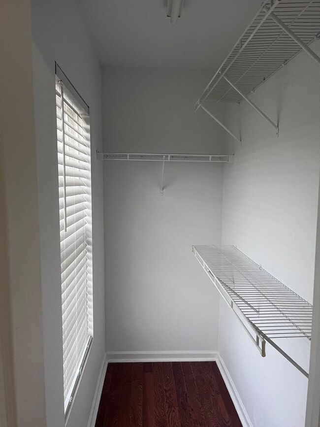 Building Photo - 3 Bedroom 3 Bathroom Townhouse!