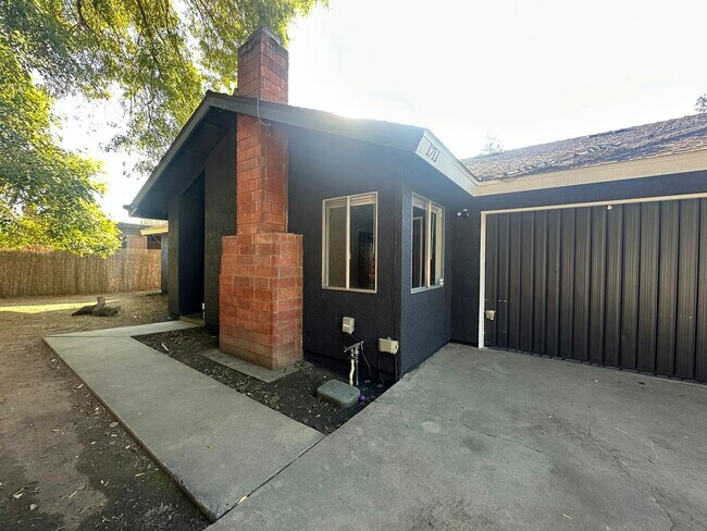 Primary Photo - 1711 E Paradise Ave