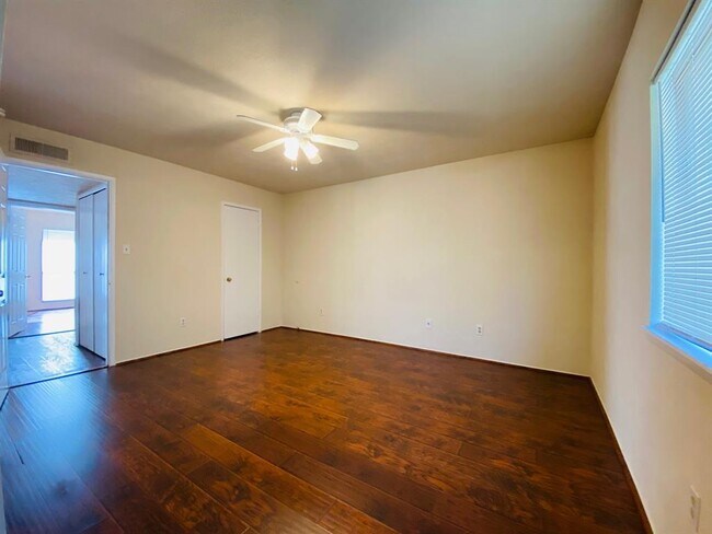 Building Photo - 615 Stonewall Dr