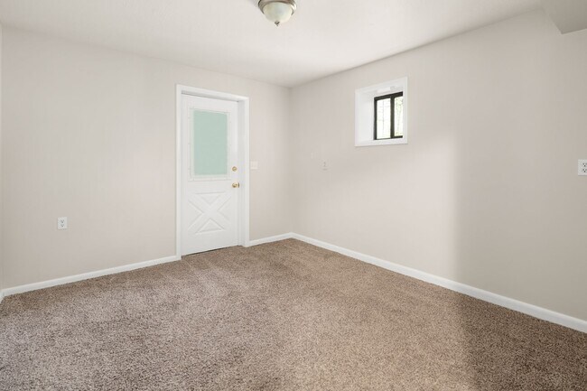 Building Photo - Lovely Home - Beautiful Wooded Setting