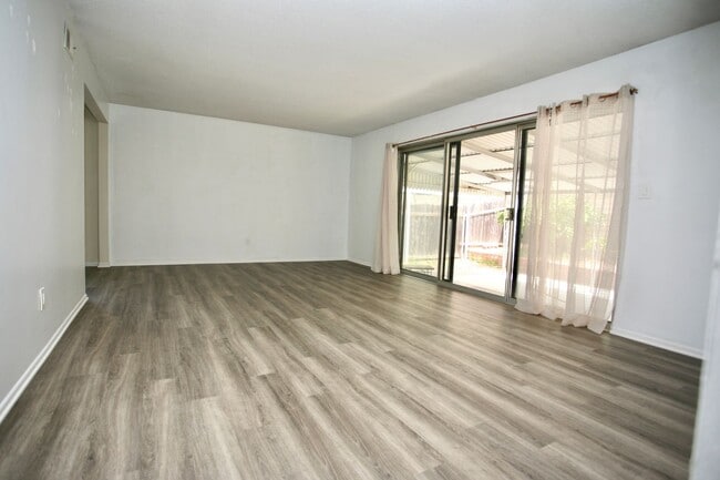 Building Photo - Single Level Home in Great Area!