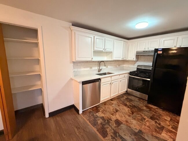 Building Photo - 5850 W 87th St