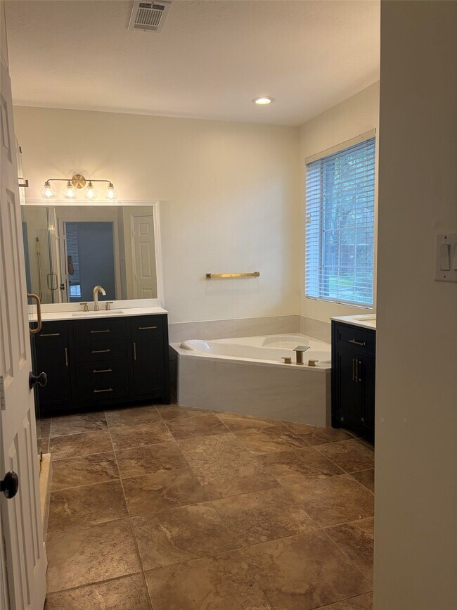 Building Photo - 22 E Sterling Pond Cir