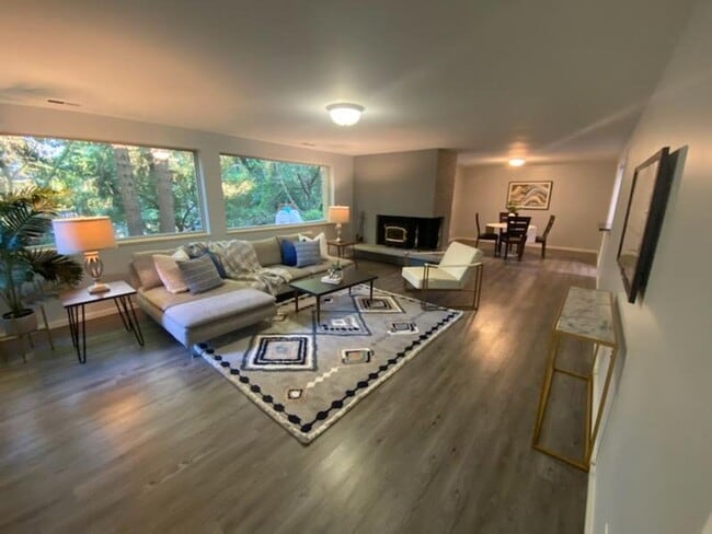 Building Photo - Mid-Century Gregory Heights 4 bedroom 2.25...
